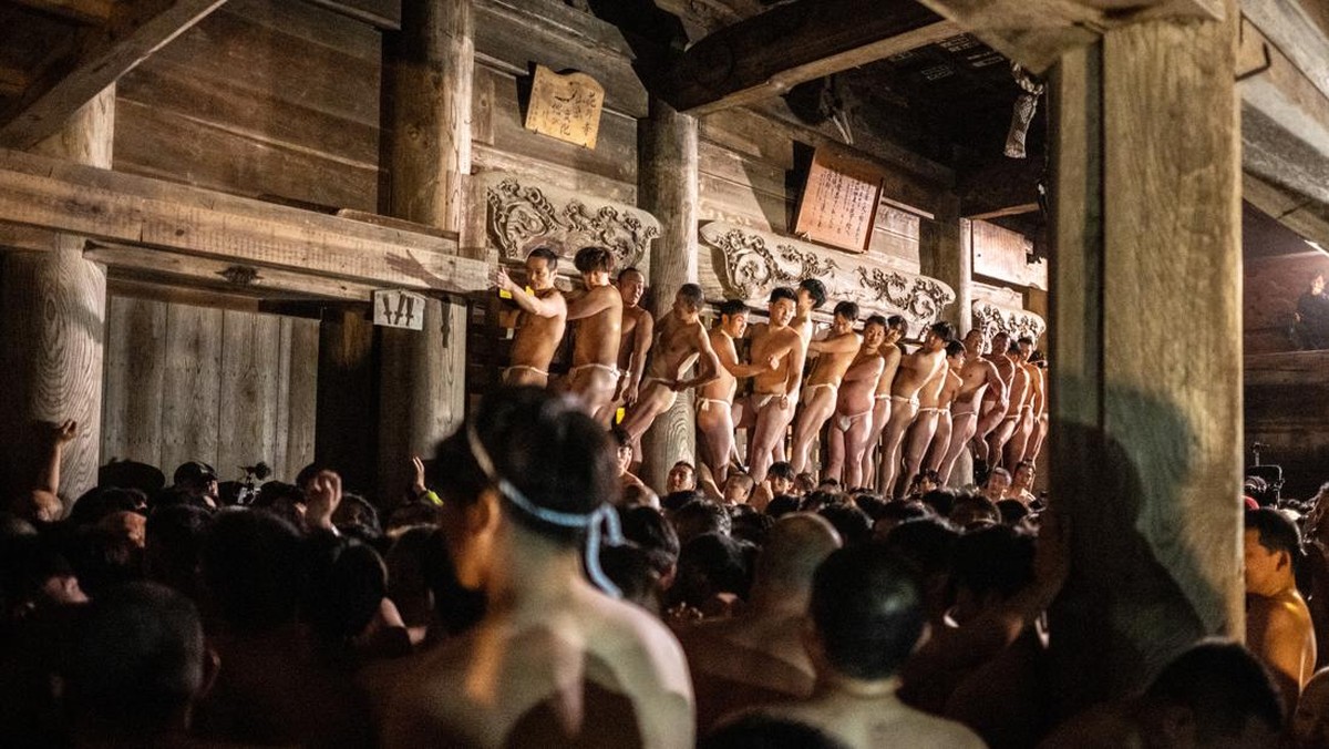 FOTO: Festival Pria Telanjang Berebut Sekantong Jimat di Jepang