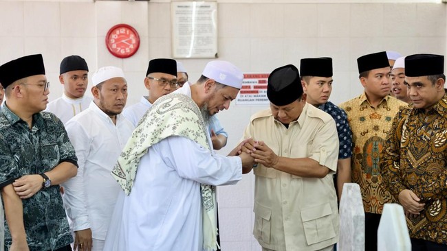 Capres nomor urut 2, Prabowo Subianto, berkunjung ke rumah Habib Ali bin Abdurrahman Alhabsyi setelah berziarah di makam Habib Ali Kwitang.