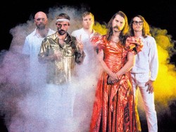 IDLES Reka Ulang Video Yellow Milik Coldplay untuk Video Musik Grace