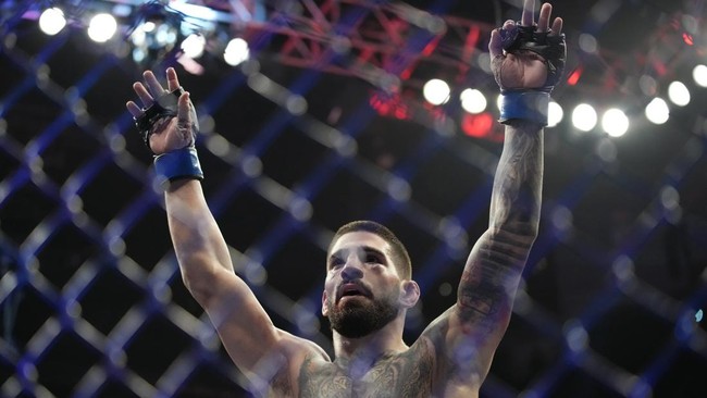 Ilia Topuria resmi menjadi juara baru kelas bulu UFC setelah menang KO di ronde kedua atas Alexander Volkanovski pada UFC 298.