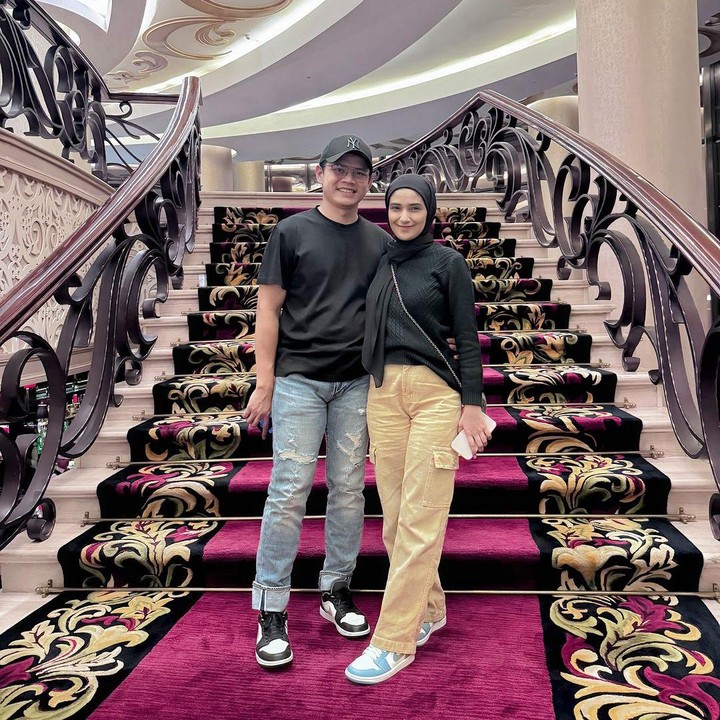<p>Belum lama ini, Iqbal mem-posting fotonya dengan Nadya yang kompak mengenakan baju berwarna hitam. Pasangan ini tampak serasi lho. Iqbal menulis caption bahwa ia dan sang istri sedang dalam 'mode pacaran'. (Foto: Instagram @nadyamustikarahayu/ @iqbalfitrahr)</p>