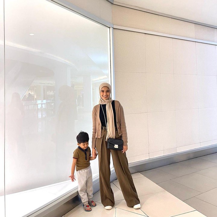 <p>Selain dengan suami, Nadya juga membagikan potret terbarunya dengan sang putra semata wayang, Baihaqqi Syaki Ramadhan atau Syaki. Di potret terbaru ini, netizen banyak juga yang memuji paras Nadya yang disebut semakin cantik usai menikah lagi. "Tambah cantik," ujar akun @ra***. (Foto: Instagram @nadyamustikarahayu/ @iqbalfitrahr)</p>