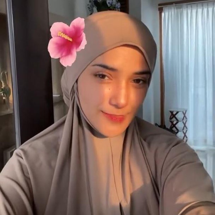 <p>Pada akhir tahun lalu, Nadya sempat mengunggah video <em>selfie</em> di media sosial. Dalam video ini, Nadya tampak tersenyum ke arah kamera. Banyak netizen meninggalkan komentar positif terkait kehidupan Nadya usai menikah lagi. "Ketara ya skrg emg klo hidup bahagia terpancar aura mukanya," tulis salah satu netizen. (Foto: Instagram @nadyamustikarahayu/ @iqbalfitrahr)</p>