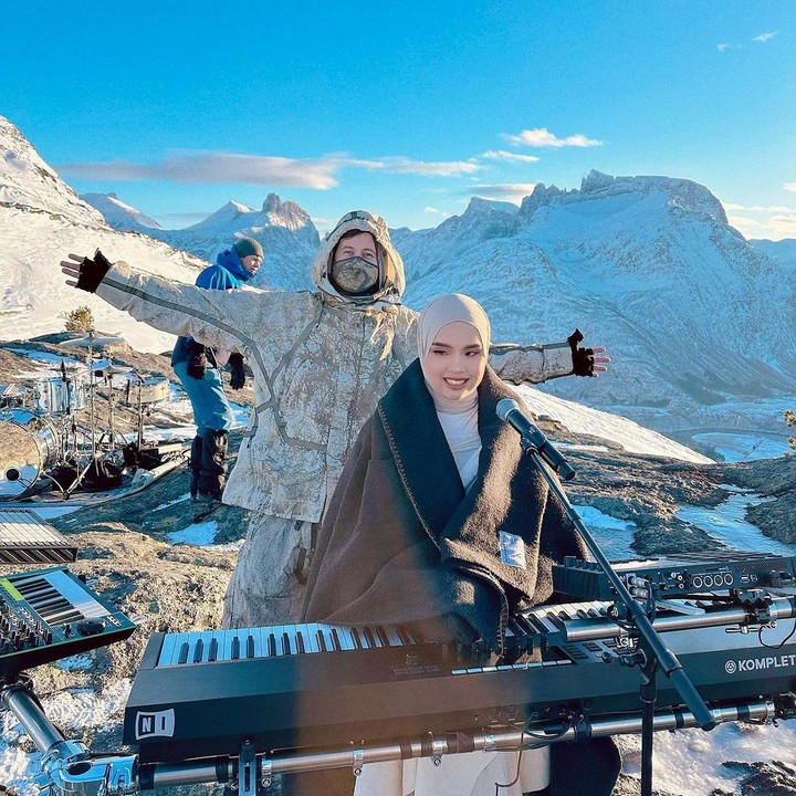 <p>Dalam video klip kali ini, tampaknya Putri akan menunjukkan bakatnya bermain piano, Bunda. Tetapi kali ini akan sangat berbeda karena Putri memainkan piano di tengah pengunungan salju. (Foto: Instagram @arianinismaputri)</p>