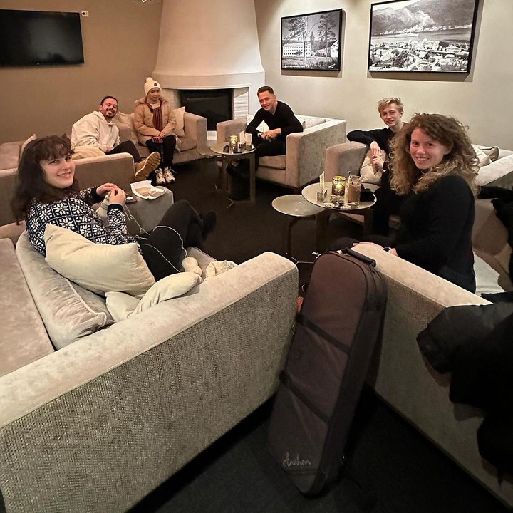 <p>Video klip <em>Who I Am</em> ini juga turut melibatkan beberapa musisi lain yang memainkan alat musik di pengunungan salju. Putri membagikan potret saat bersama para musisi di tengah waktu luangnya. (Foto: Instagram @arianinismaputri)</p>