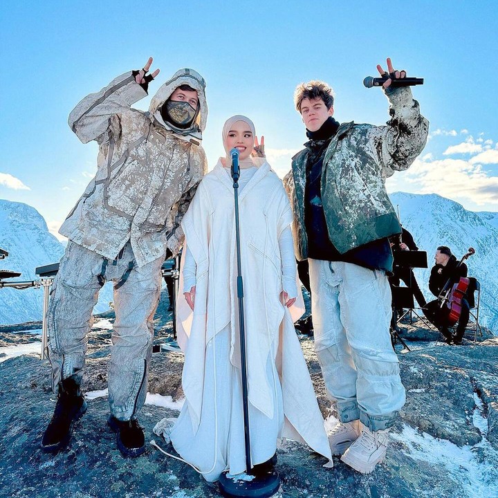 <p>Di salah satu foto, Putri mengunggah kebersamaan dengan Alan Walker dan Peder Elias. Kedua musisi ini kompak mengenakan pakaian dengan desain senada. Menurut info, video klip Putri bersama dua musisi dunia ini akan rilis pada 24 Februari, Bunda. (Foto: Instagram @arianinismaputri)</p>