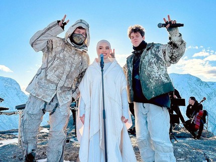 7 Potret Putri Ariani Syuting Video Klip Bareng Alan Walker & Peder Elias di Pegunungan Salju Norwegia