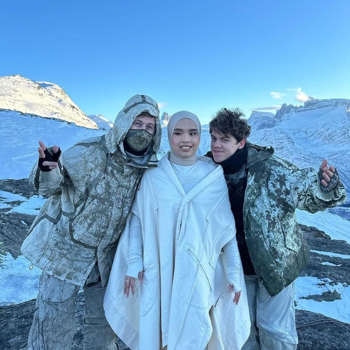 <p>Video klip lagu terbaru Putri ini merupakan kolaborasi bersama dua musisi dunia, Alan Walker dan Peder Elias. Saat melakukan syuting di pegunungan salju Norwegia, kedua musisi ini juga turut hadir. (Foto: Instagram @pedereliaas)</p>