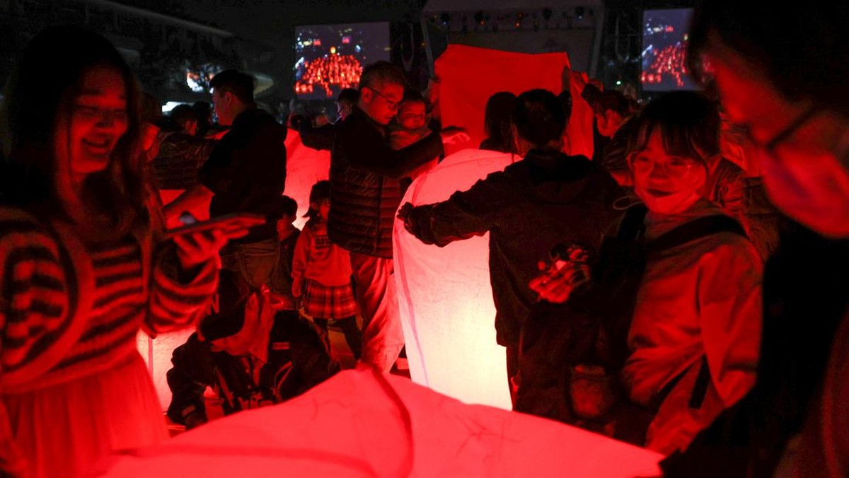 FOTO: Ratusan Lampion Hiasi Langit Taiwan