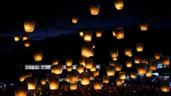 FOTO: Ratusan Lampion Hiasi Langit Taiwan