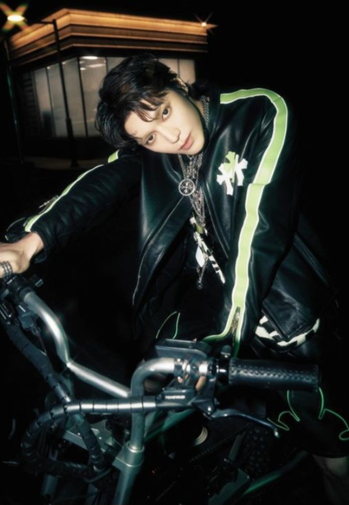 Seakan menampilkan alter-egonya, Taeyong tampil dengan setelan jaket dan celana berbahan kulit pada Teaser Image #2 Mystery Ego/Foto: instagram.com/nct