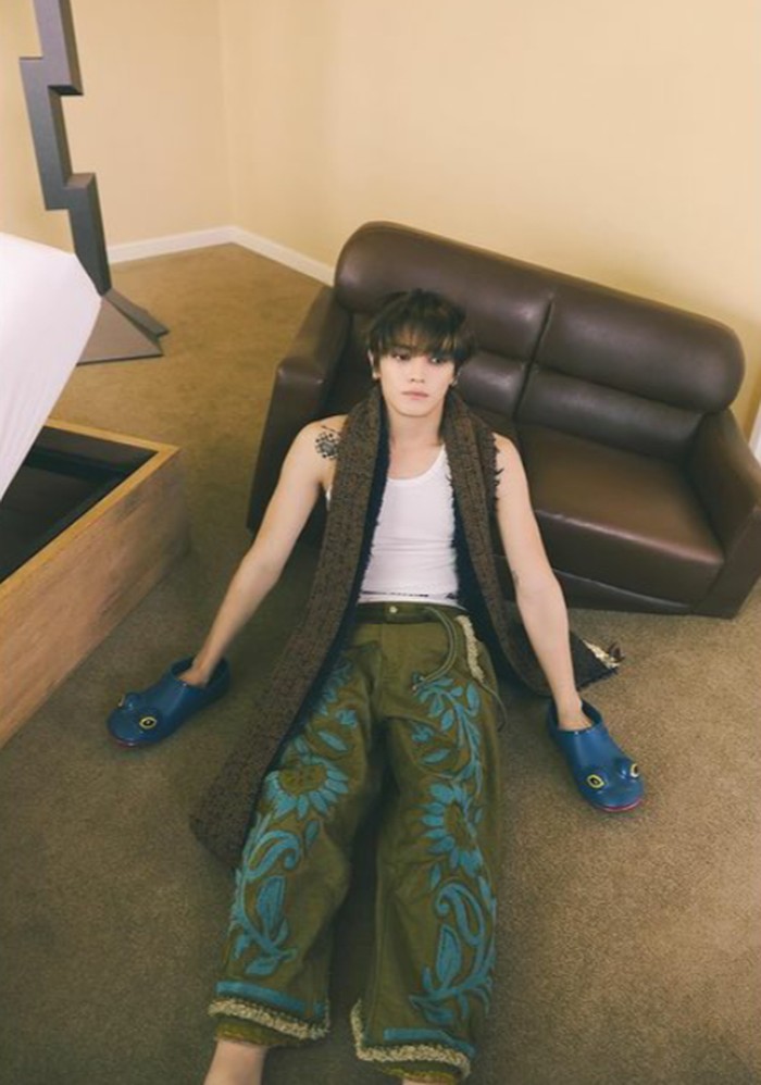 Teaser Image #3 Original & Looking for TY, menampilkan sosok Taeyong dengan casual look. Potret ruang kamar dan kesan hangat, seolah ingin menunjukkan sisi Taeyong di kehidupan biasanya/Foto: instagram.com/nct