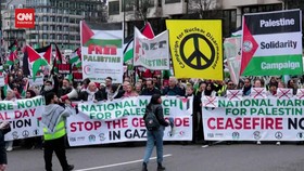VIDEO: Ribuan Orang Berkumpul di London Gelar Aksi Dukung Palestina