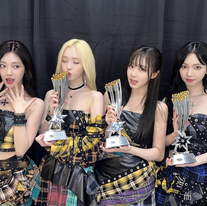 <p>Dalam konser aespa di Jakarta tahun ini, belum ada informasi mengenai venue hingga tiket. Meski begitu, para penggemar sudah terlihat antusias dan menyambut kabar ini dengan positif "Semoga venuenya lebih besarr," ujar akun @mszsw****. (Foto: Instagram aespa-official)<br /><br /><br /></p>
