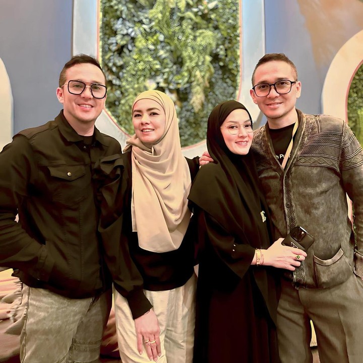 <p>Fadli dan Fadlan juga merupakan salah satu saudara kembar yang banyak dikenal masyarakat. Mereka lahir pada 5 Juni 1977 dan telah membangun keluarga masing-masing. Fadli menikah dengan Nur Ayu Chesty Maharani, sedangkan Fadlan menikah dengan Lyra Virna. Keluarga mereka selalu kompak dengan satu sama lain. (Foto: Instagram @superfadli)</p>