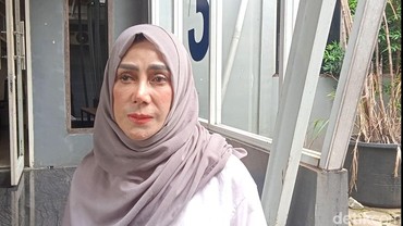 img-title Begini Penampilan Amy Qanita Ibu Raffi Ahmad yang Bikin Pangling, Dikira Oplas
