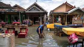 FOTO: Banjir di Demak Berangsur Surut, Warga Bersih-bersih