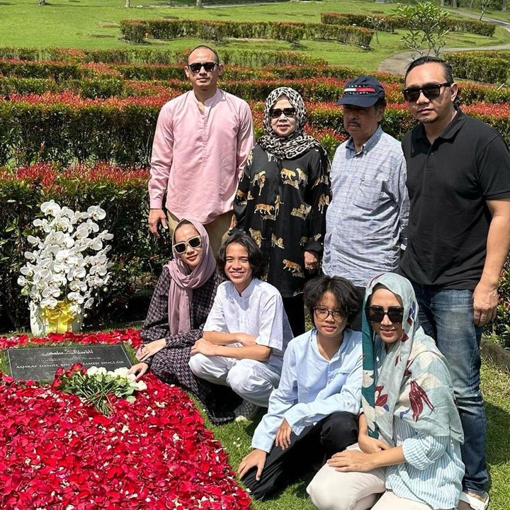 <p>Tak sendirian, BCL juga ditemani keluarganya. Mulai dari anak semata wayang Noah, sang suami Tiko Aryawardhana, serta saudara lainnya. (Foto: Instagram @itsmebcl)<br /><br /><br /></p>