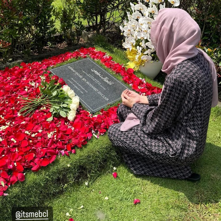 <p>Bunga Citra Lestari (BCL) membagikan postingan terbaru di akun Instagram pribadi, Bunda. Dalam unggahan tersebut, ia terlihat sedang berada di makam Ashraf Sinclair. (Foto: Instagram @itsmebcl)<br /><br /><br /></p>