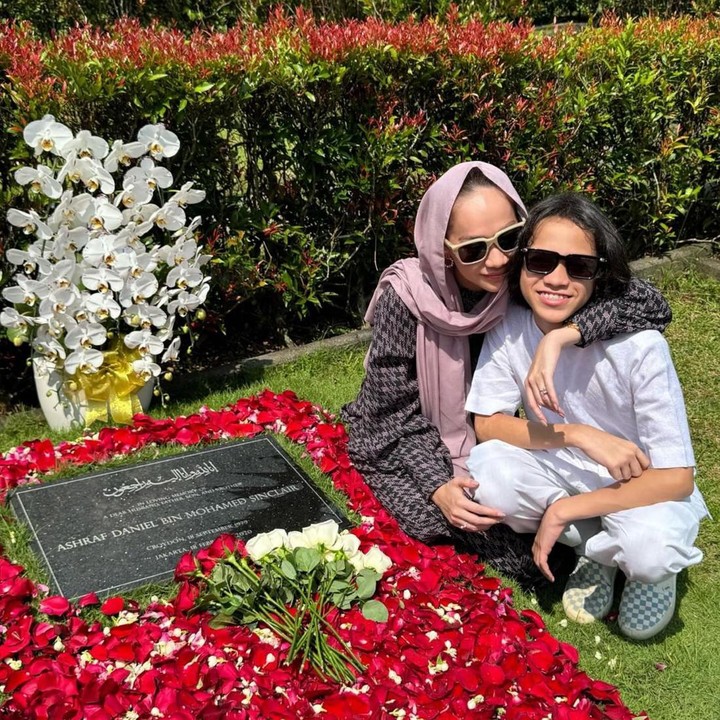 <p>Momen nyekar ini nyatanya juga diperingati sebagai empat tahun kepergian Ashraf Sinclair, Bunda. Seperti diketahui Ashraf mengembuskan napas terakhir pada 18 Februari 2020 di usia 40 tahun. (Foto: Instagram @itsmebcl)<br /><br /></p>