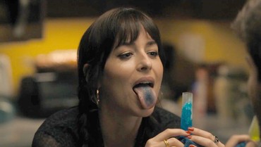 Dakota Johnson Ungkap Rasanya Lakoni Adegan Erotis di Film
