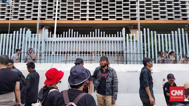 Massa aksi menuntut Bawaslu untuk bersikap terkait pemilu yang dinilai berjalan curang.
