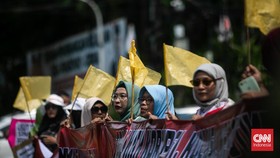 Massa Tolak Pemilu Curang Kibarkan Bendera Kuning dan Bakar Ban di KPU