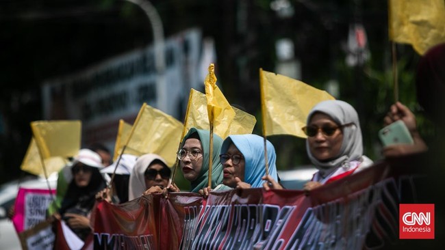 Massa aksi geruduk kantor Komisi Pemilihan Umum (KPU) di Jakarta sebagai aksi protes kecurangan Pemilu 2024.