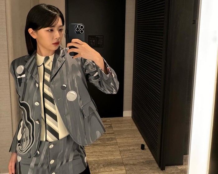 Dengan setelan bermotif unik yang dipadukan bersama long coat senada, Seulgi terlihat semakin memesona./ foto: instagram.com/hi_sseulgi