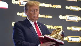 FOTO: Penampakan Sneaker Emas yang Baru Dirilis Donald Trump