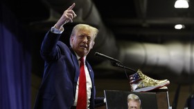 Bintang Film Porno Lain Ungkap Diajak Trump ke Kamar Suite Hotel