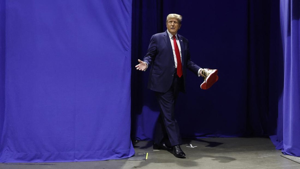 FOTO: Penampakan Sneaker Emas yang Baru Dirilis Donald Trump