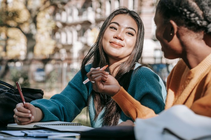 3 Zodiak Selalu Dapatkan Teman Baru, Gak Ragu Pergi Sendiri!