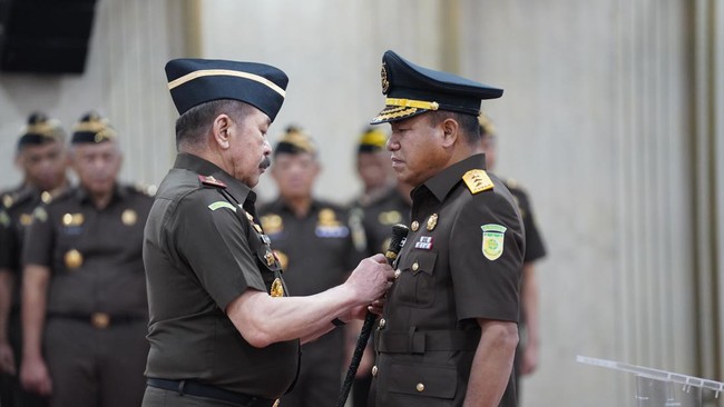 JA Sanitiar Burhanudin melantik Amir Yanto sebagai Kepala Badan Pemulihan Aset pertama setelah badan itu dibentuk Kemenpan RB.
