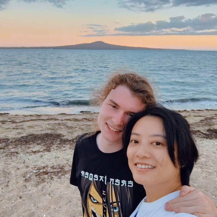<p>Pada tahun 2023 lalu, Leony terlihat mulai<em> go public</em> bersama sang kekasih, Charles Seaman. Leony pun kerap mengunggah momen kebersamaan pada laman Instagram-nya. (Foto: Instagram @leonyvh)</p>