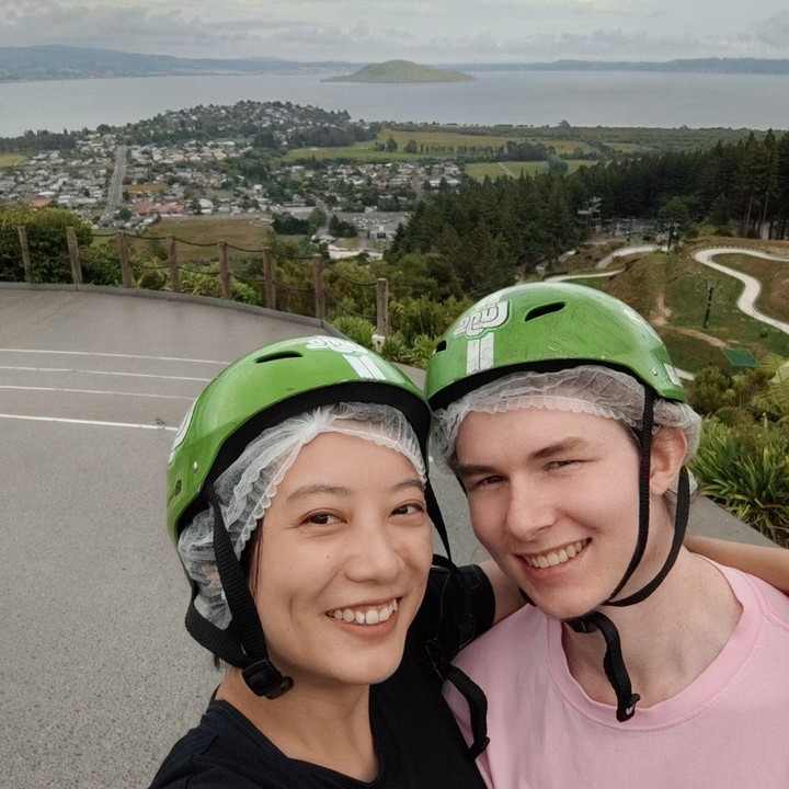 <p>Leony Vitria Hartanti atau yang lebih dikenal dengan nama Leony 'Trio Kwek Kwek' kerap membagikan keseharian melalui akun Instagram pribadinya. Setelah lama sendiri, Leony kini diketahui menjalin hubungan bersama seorang pria bule. (Foto: Instagram @leonyvh)</p>