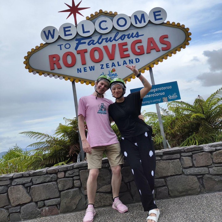 <p>Leony ‘Trio Kwek-Kwek’ semakin sering memamerkan momen bersama sang kekasih bulenya yang bernama Charles Seaman, Bunda. Terbaru, keduanya terlihat sedang menikmati <em>quality time</em>. (Foto: Instagram @leonyvh)<br /><br /><br /></p>