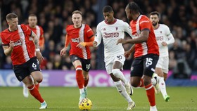 Viral Video Rashford Malas Bertahan saat MU Kalahkan Luton