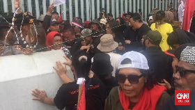 Massa Demo di Depan Bawaslu Coba Terobos Barikade Polisi