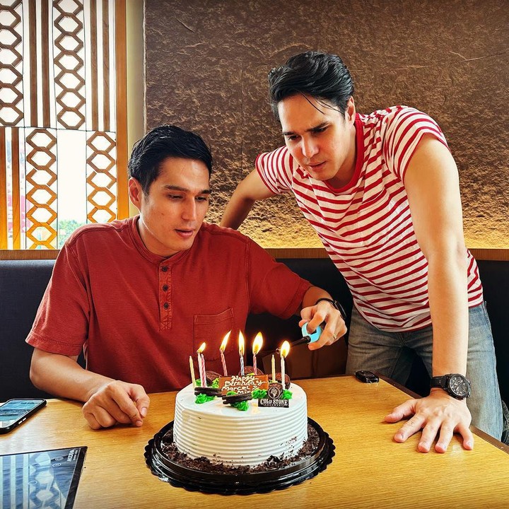 <p>Bunda tentu sudah tak asing dengan Mischa dan Marcel Chandrawinata. Mereka adalah saudara kembar yang sama-sama terjun ke dunia hiburan. Marcel lahir tiga menit lebih awal dari Mischa pada 29 Maret 1987. Keduanya saat ini berusia 36 tahun. (Foto: Instagram @marcelchandra)</p>