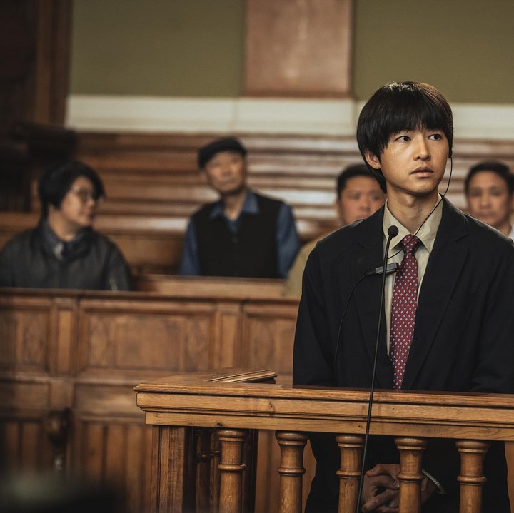 <p><em>My Name Is Loh Kiwan</em> adalah film Song Joong Ki terbaru yang akan tayang di Netflix, Bunda. Usai perilisan trailernya pada 16 Februari, banyak penggemar yang langsung menyoroti penampakan sang aktor. (Foto: Instagram @netflixkr)</p>
