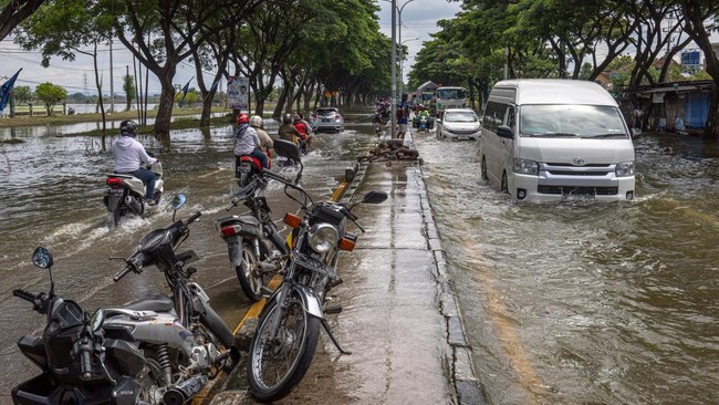 FOTO: Banjir di Demak Berangsur Surut, Warga Bersih-bersih