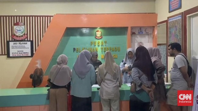 Sejumlah petugas KPPS di Makassar menuntut agar honor saat bertugas di TPS pada hari pencoblosan segera dibayarkan.