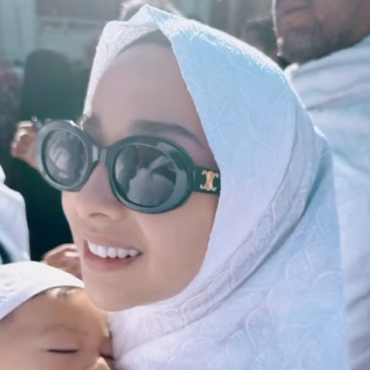 <p>"<em>MasyaAllah</em> <em>tabarakallah</em>. Sehat selalu Uni sayang dan keluarga. Aminnn YRA," kata seorang netizen. "Adem bener keluarga Kak Niki dan Kak Indra. Semoga umrahnya mambrur, berkah dan selalu dalam lindungan Allah," ungkap yang lainnya. (Foto: Instagram: @yorafebrina)</p>