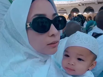 7 Potret Nikita Willy Umrah Bareng Keluarga, Gendong Putranya Keliling Ka'bah