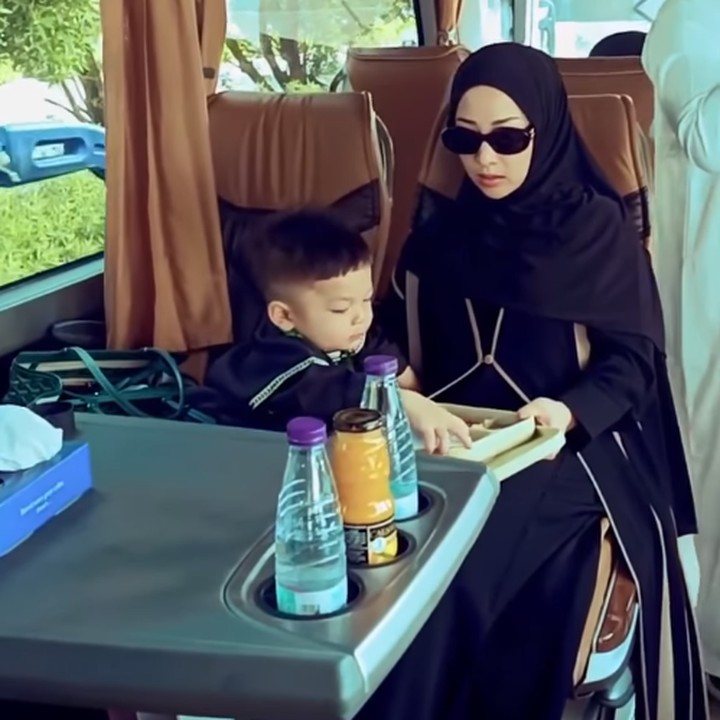 <p>Nikita Willy berkesempatan menjalankan ibadah umrah, Bunda. Tidak sendirian, ia pun berangkan bersama keluarga termasuk Ibunda, suami, serta sang anak. (Foto: Instagram: @yorafebrina)</p>