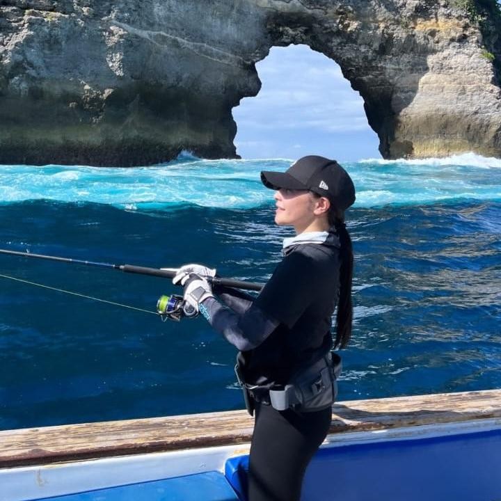 <p>Momen tersebut ia bagikan melalui akun Instagram pribadi. Dalam unggahan itu, bintang film <em>Budi Pekerti</em> tersebut tampil <em>sporty</em> dengan <em>outfit</em> serba hitam, topi, dan sepatu. (Foto: Instagram @prillylatuconsina96)<br /><br /><br /></p>