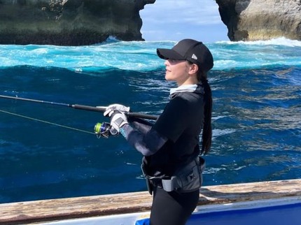 Keren! 7 Potret Prilly Latuconsina Mancing di Laut, Dapat Ikan Besar Bun
