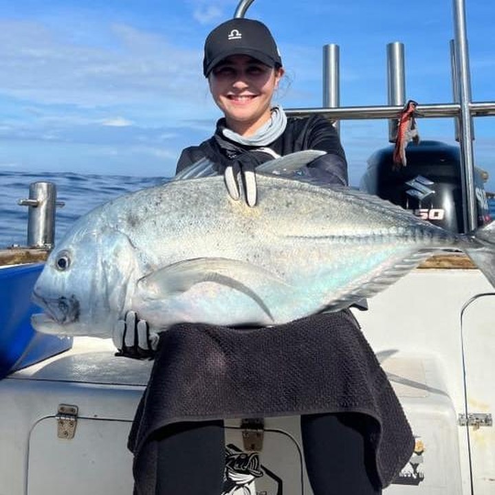 <p>Selain itu, Prilly juga berhasil menangkap ikan <em>giant trevally</em> atau kuwe gerong. Ikan berukuran besar dan berat ini membuat Prilly girang saat berhasil mengangkatnya ke atas kapal. (Foto: Instagram @prillylatuconsina96)<br /><br /><br /></p>