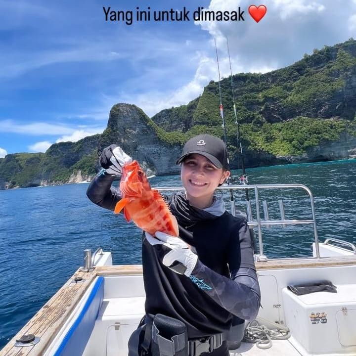 <p>Prilly juga menunjukkan ikan yang berhasil ia tangkap, Bunda. Berikut potret rockfish atau ikan merah yang ditunjukkan. (Foto: Instagram @prillylatuconsina96)<br /><br /><br /></p>